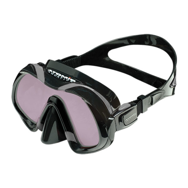 Atomic Aquatics Venom ARC mask is a frameless mask with a magenta coloured lens that helps keep ultraviolet rays from causing too much light interference and distortion and features very soft silicone and a beautiful squeeze lock buckle to adjust the strap